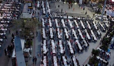 Burhaniyeliler, Kadir Gecesi’nde her yıl olduğu gibi bu yıl da Cumhuriyet Meydanı’nda iftarda buluştu