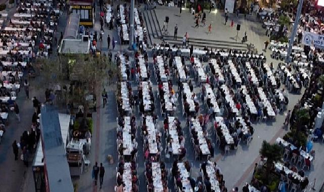 Burhaniyeliler, Kadir Gecesi’nde her yıl olduğu gibi bu yıl da Cumhuriyet Meydanı’nda iftarda buluştu