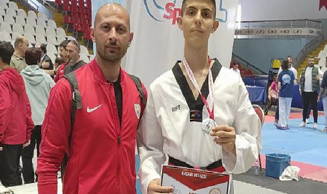 Foça Belediyespor Kulübü Taekwondo Şubesi Sporcusu Asrın Yağız Büyükyavuz, yarı final elemelerini altın madalya ile geçti