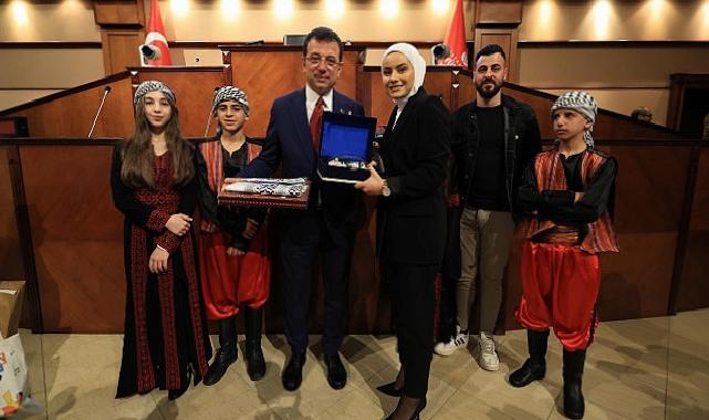 İBB Başkanı Ekrem İmamoğlu, 15 farklı ülkeden ‘Uluslararası 23 Nisan Çocuk Festivali’ için İstanbul’a gelen çocukları, Saraçhane’deki tarihi Meclis Salonu’nda ağırladı