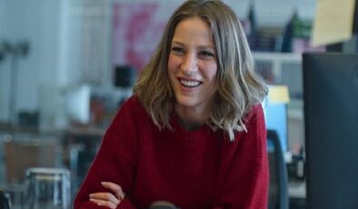 Netflix, Serenay Sarıkaya’ya Eşsiz Bir Kadronun Eşlik Ettiği Ece Yörenç İmzalı Kimler Geldi Kimler Geçti’nin Fragmanını Paylaştı