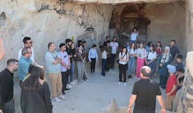 Nevşehir Hacı Bektaş Veli Üniversitesi (NEVÜ) Turizm Fakültesi öğrencileri, Kayaşehir ve Meryem Ana Kilisesi’ni gezdi