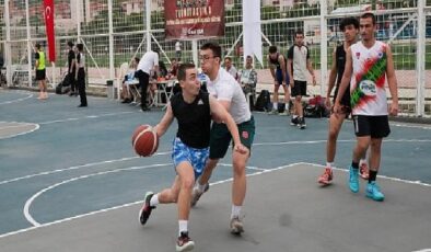 Basketbolcular Gaziemir’de kıyasıya yarıştı