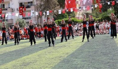 Gençlerin halk oyununa giderek artan ilgisine Efes Selçuk Belediyesi destek oluyor.