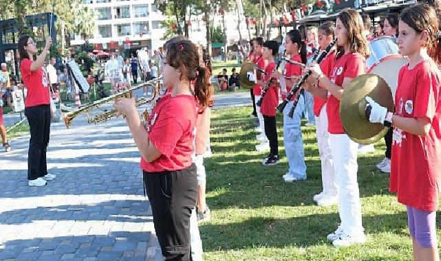 Kemer Belediyesi Gençlik Orkestrası’ndan mini konser