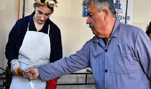 Meslek Fabrikası, kadın oksijen kaynakçıları yetiştiriyor Kadın kaynakçılar iş başında