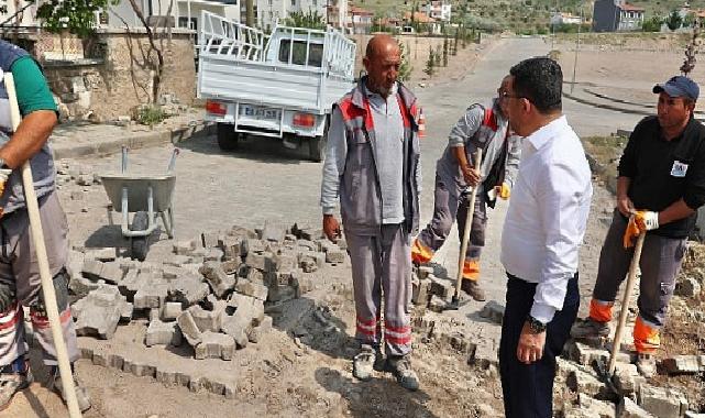 Nevşehir Belediye Başkanı Rasim Arı, Mehmet Akif Ersoy Mahallesi’nde belediye ekiplerince gerçekleştirilen yol bakım ve onarım çalışmalarını inceledi