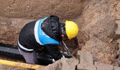 Nevşehir Belediye Başkanı Rasim Arı, Mehmet Akif Ersoy Mahallesi’nde meydana gelen su arızasına müdahale eden belediye ekiplerinin çalışma alanında incelemelerde bulundu