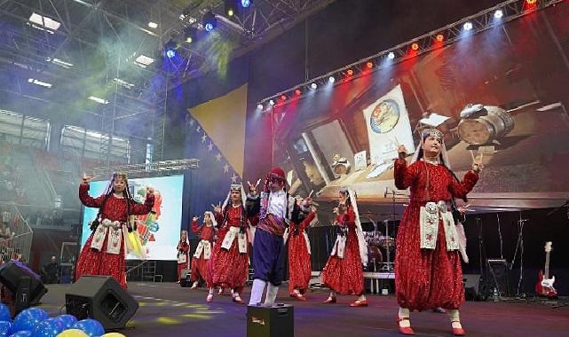 Selçuklu Belediyesi Bosna Hersek’in Zenica kentinde düzenlenen Çocuk Şenliği’nin final gününde halk oyunları ekibiyle sahne aldı