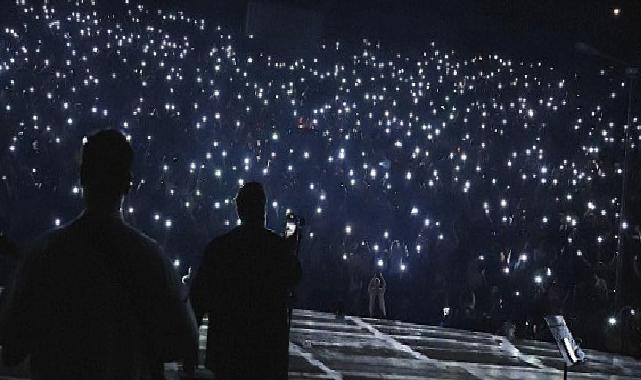 Sevilen müzik grubu Gece Yolcuları Dokuz Eylül Üniversitesi (DEÜ) Amfi Tiyatro’da üniversiteli hayranlarına unutulmaz bir gece yaşattı