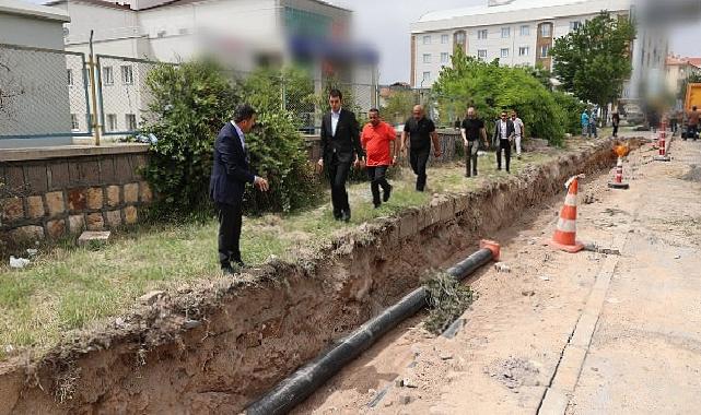 2000 Evler Mahallesi’nde altyapıdan kaynaklı su kesintilerini en aza indirmek için Nevşehir Belediyesi ekipleri, isale hattını yeniliyor