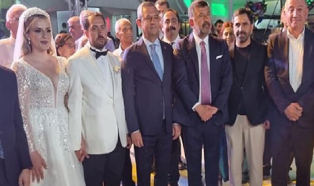 Güzelbahçe Belediye Başkanı Mustafa Günay, CHP Genel Başkanı Özgür Özel’inde katıldığı Melisa Yavaşoğlu ve Gaffar Çiçek’in düğün töreninde nikah şahitliği yaptı