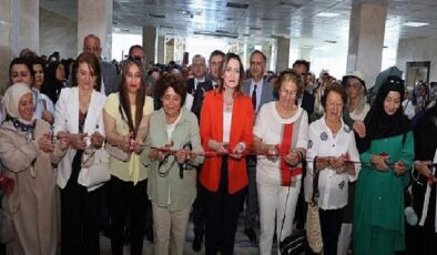 Karaman Belediyesi öncülüğünde Hayat Boyu Öğrenme Haftası etkinlikleri kapsamında düzenlenen yılsonu sergisi Lütfi Elvan Fuar ve Kongre Merkezi’nde açıldı