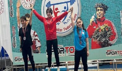 Nevşehir Belediyesi sporcuları, Bolu’da düzenlenen Minikler ve 15 Yaş Altı Ferdi Türkiye Halter Şampiyonası’nda 3 gümüş ve 1 bronz madalya kazandı
