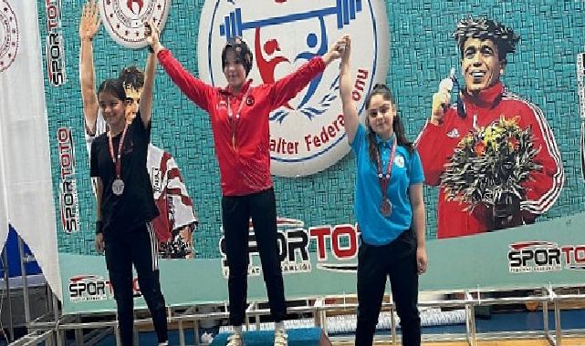 Nevşehir Belediyesi sporcuları, Bolu’da düzenlenen Minikler ve 15 Yaş Altı Ferdi Türkiye Halter Şampiyonası’nda 3 gümüş ve 1 bronz madalya kazandı